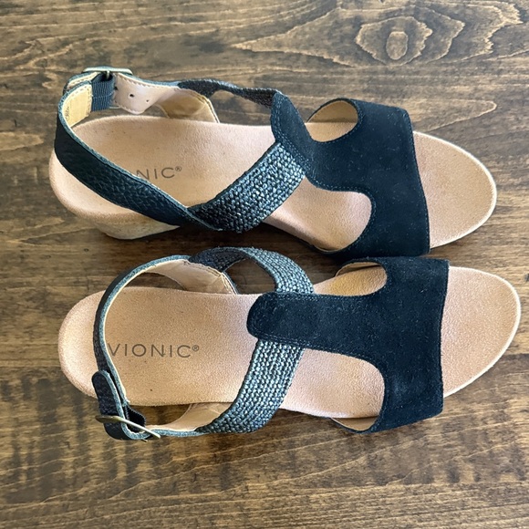 Vionic Women's Kaytie Black T Strap Suede Sandals Size 9 - Picture 1 of 5